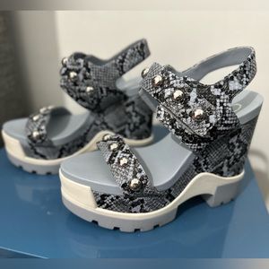 Jessica Simpson - platform heel